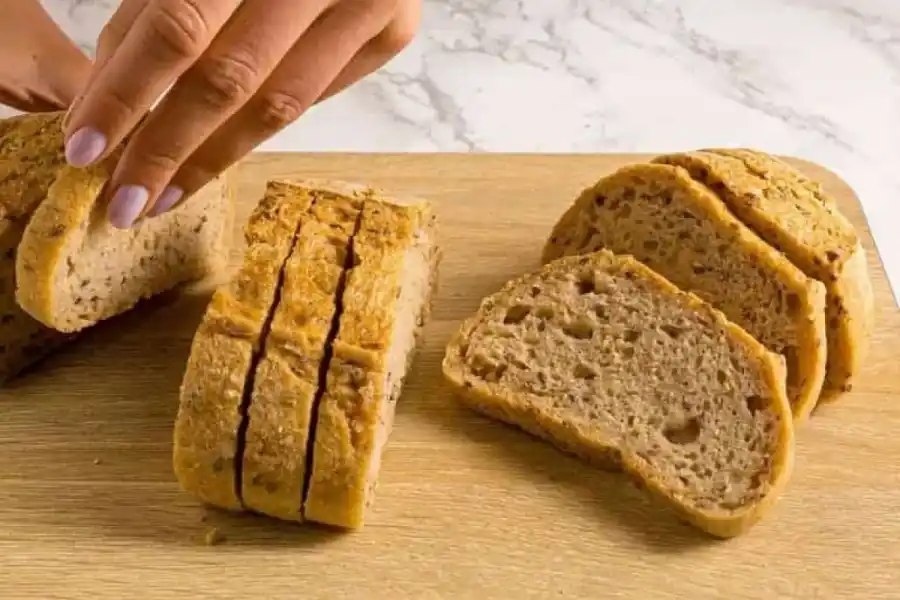 Según Harvard, dos rebanadas de pan blanco al día es una cantidad saludable. 