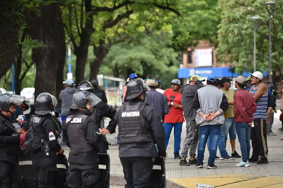 TENSIÓN. La Policía evitó el corte del tránsito sobre avenida Sarmiento.