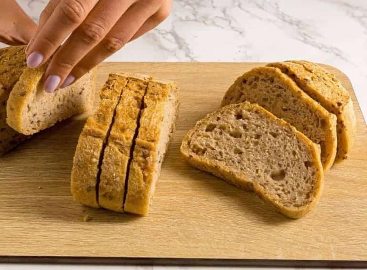 Según Harvard, dos rebanadas de pan blanco al día es una cantidad saludable. 