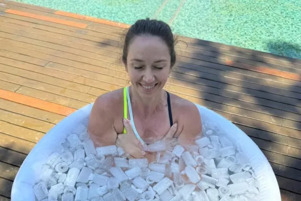 Los sorprendentes beneficios de bañarse con agua helada, una tendencia que crece: Siento fuerza y autocontrol