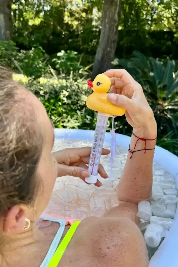 PRUEBA. El termómetro marca cinco grados centígrados cuando se lo metió en el agua donde sucede el baño.