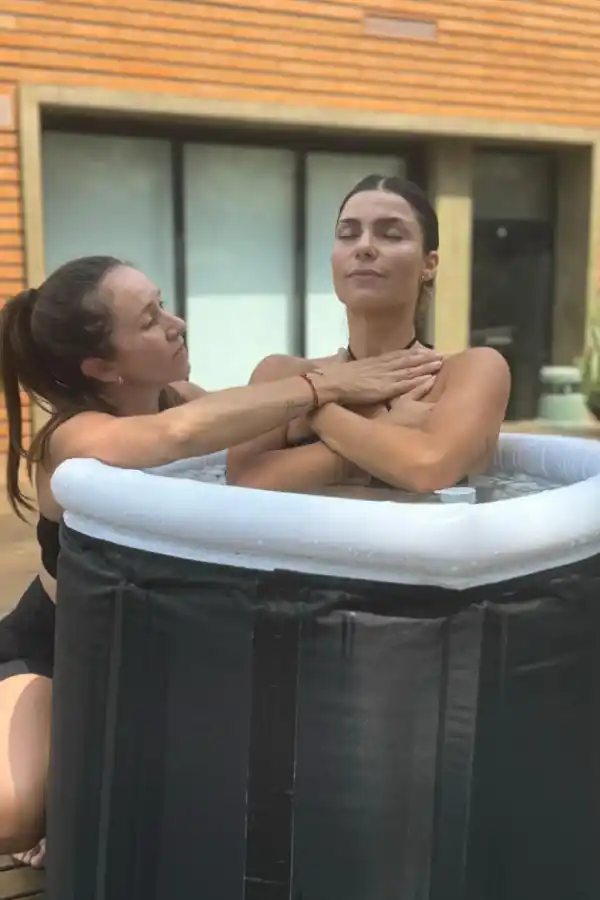 SUMERGIDA. La influencer Mariana Soler, durante un baño de agua helada.