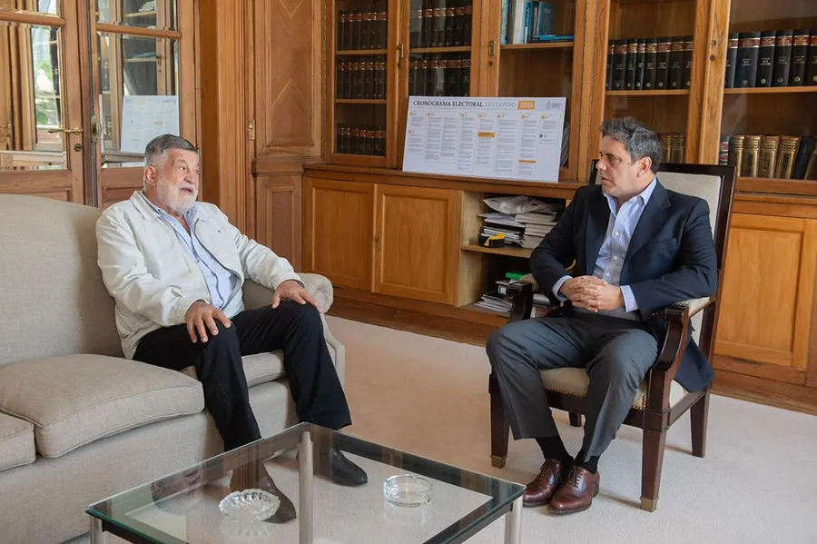 EN LA ROSADA. Jorge Rocchia Ferro se reunió con el vicejefe de gabinete del Interior, Lisandro Catalán. 