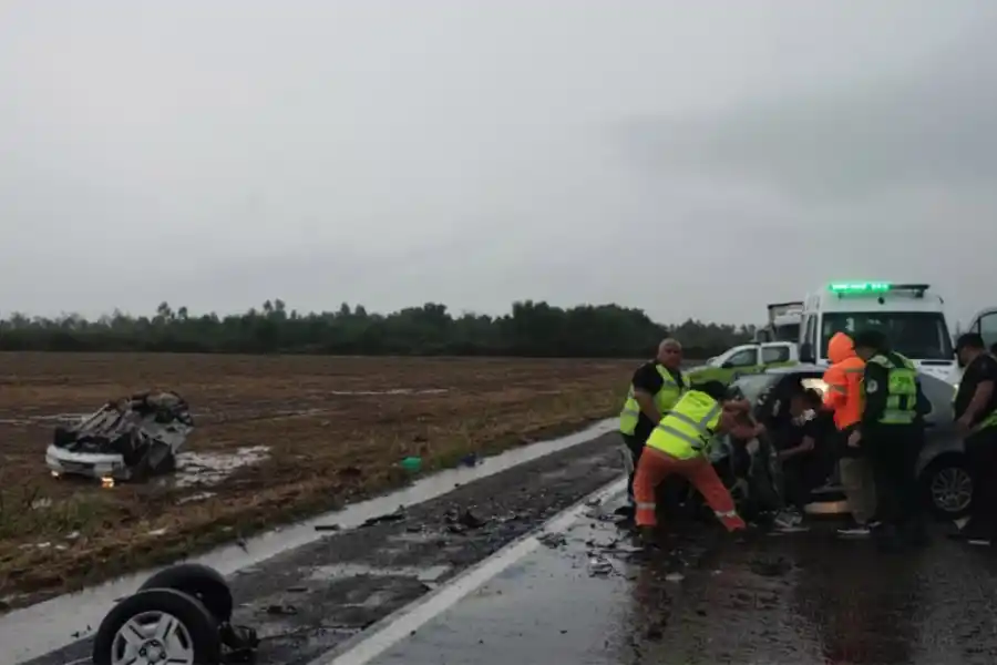 DRAMÁTICO. Personal de emergencias y bomberos debieron rescatar a las víctimas aprisionadas dentro de los vehiculos.