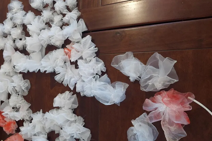 FLOR POR FLOR. El diseño incluyó más de cien flores cosidas a mano. / GENTILEZA FLOR MOYANO.