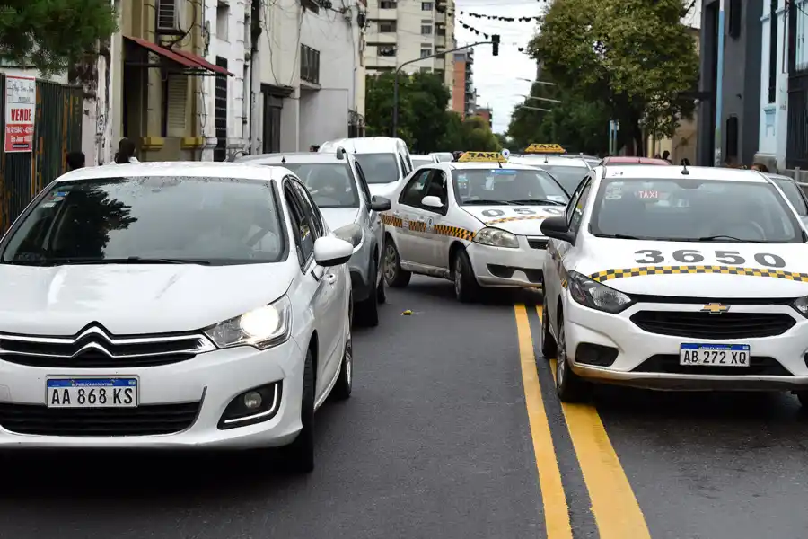 El Concejo capitalino aprobó el aumento del 50% en la tarifa de taxis: la bajada de bandera pasará a costar $900