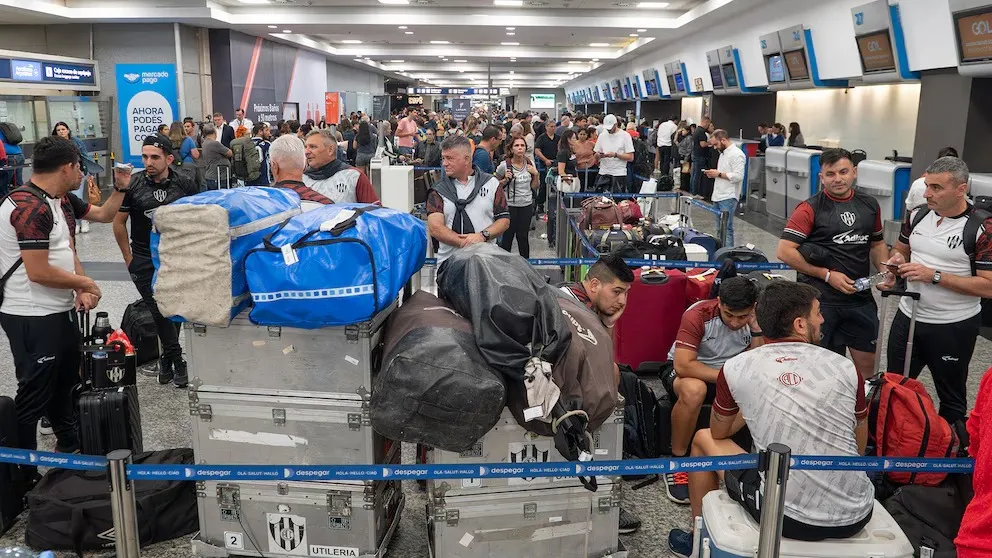 CAOS EN AEROPARQUE. Hubo importantes demoras y cancelaciones de vuelos en Aeroparque y Ezeiza ante una asamblea realizada por los trabajadores de Intercargo.