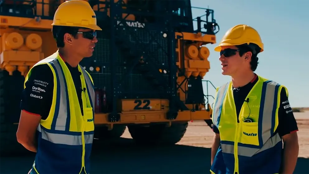 GRAN PRODUCCIÓN. Franco Colapinto junto a Alex Albon participaron del manejo de una máquina constructora.