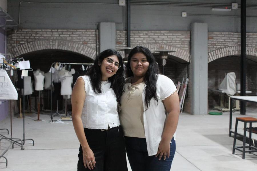 CON SU COMPAÑERA. Flor y Marisol, estudiantes de la USP-T, en la presentación de su top en el desfile de moda de la USP-T. / GENTILEZA FLOR MOYANO