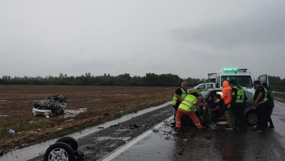 DRAMÁTICO. Personal de emergencias y bomberos debieron rescatar a las víctimas aprisionadas dentro de los vehiculos.