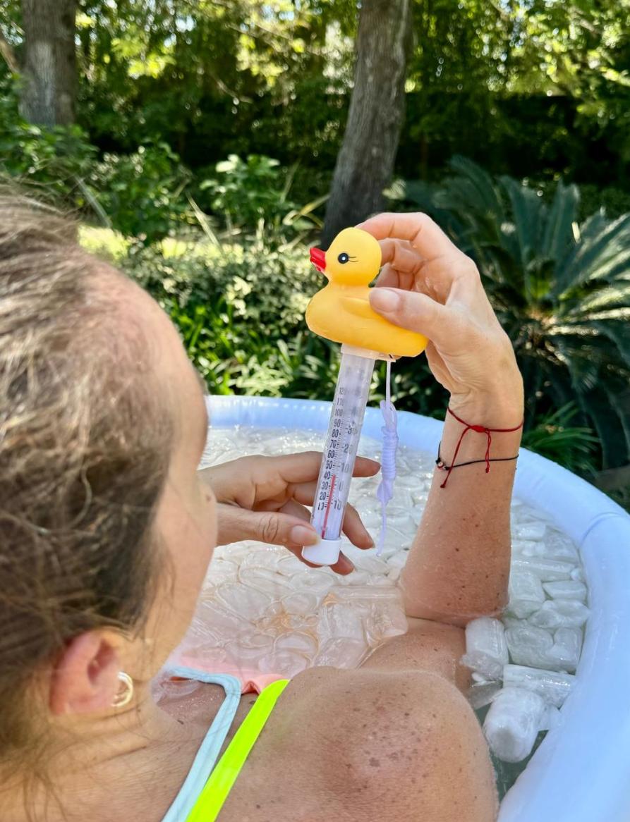 PRUEBA. El termómetro marca cinco grados centígrados cuando se lo metió en el agua donde sucede el baño.