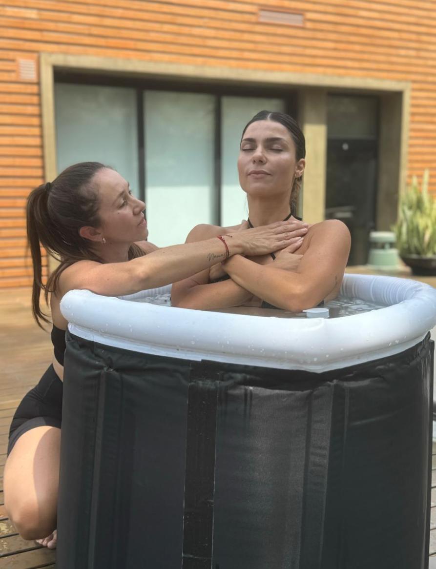 SUMERGIDA. La influencer Mariana Soler, durante un baño de agua helada.