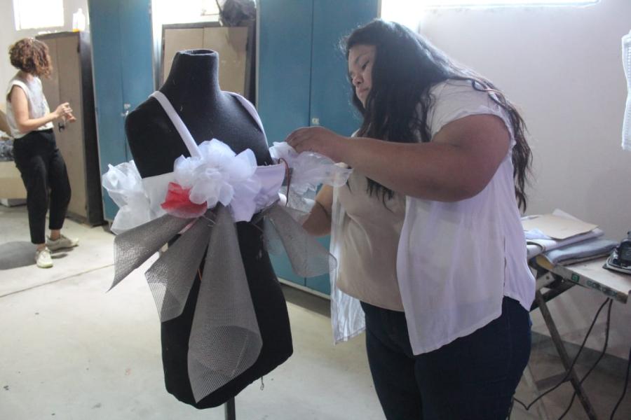 TRAS BAMBALINAS. Marisol ultima los detalles del diseño en los momentos previos al desfile de la USP-T. / GENTILEZA FLOR MOYANO