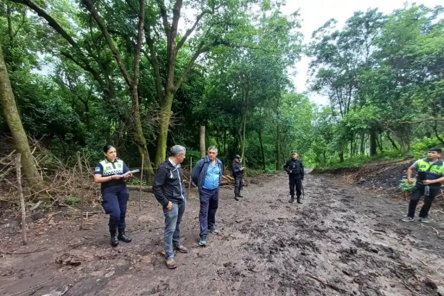 INSPECCIÓN. Los fiscales Schedan y Saltor recorrieron ayer la zona.
