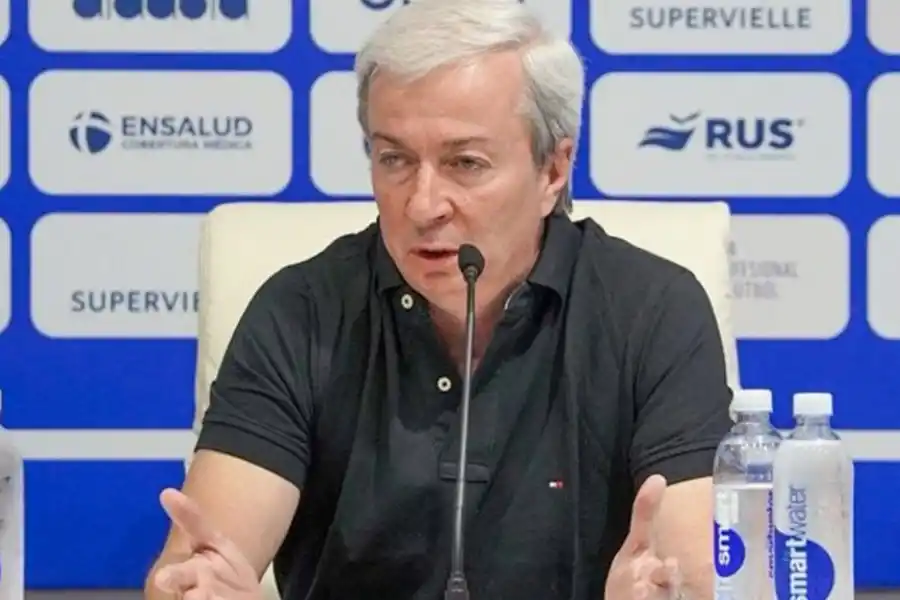 CON LOS TAPONES DE PUNTA. Fabián Berlanga, presidente de Vélez, expresó su malestar por la fecha de las semifinales de Copa Argentina.