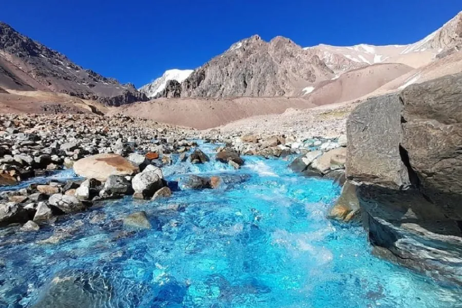 Un pequeño arroyo convoca a cientos de turistas semana a semana.