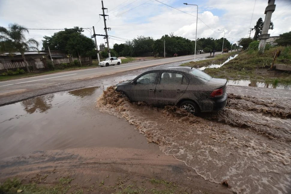 LA INVERNADA. Las correntadas con agua y lodo llegaron desde el Oeste a la ruta 38 y siguieron hacia el Este 