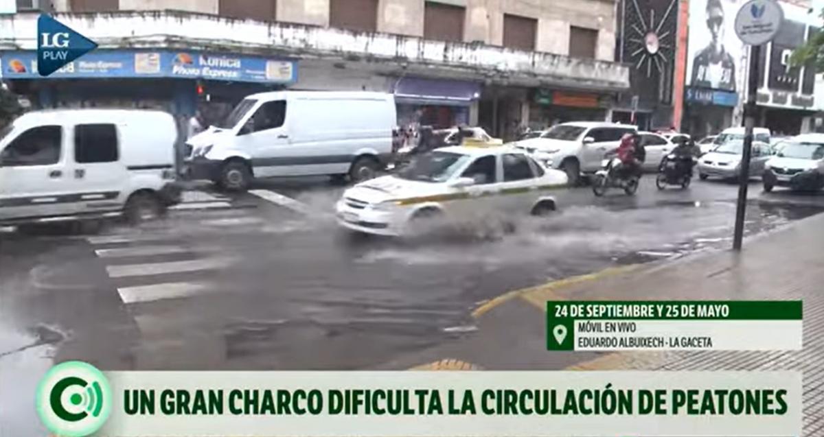 Video: por la lluvia, el agua se acumuló en las calles del microcentro y dificultó la circulación