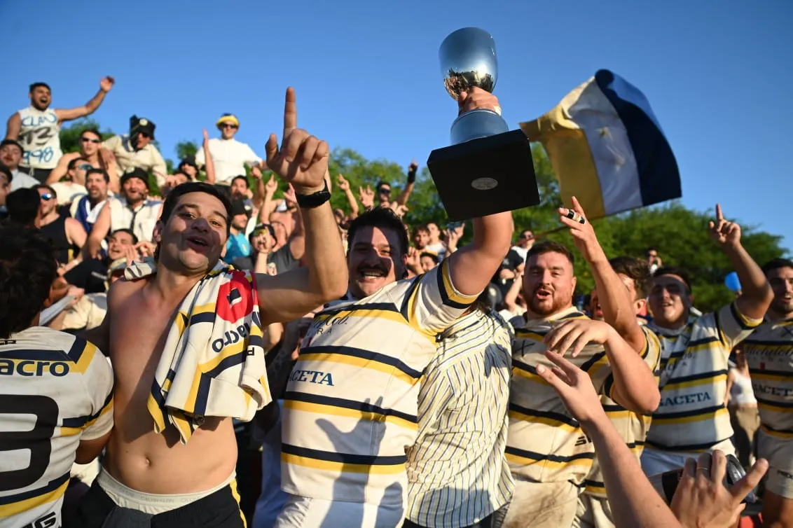 LOCURA. Rodrigo Navarro, pilar de Lawn Tennis, sostiene el trofeo del Torneo del Interior mientras festeja junto a sus hinchas.