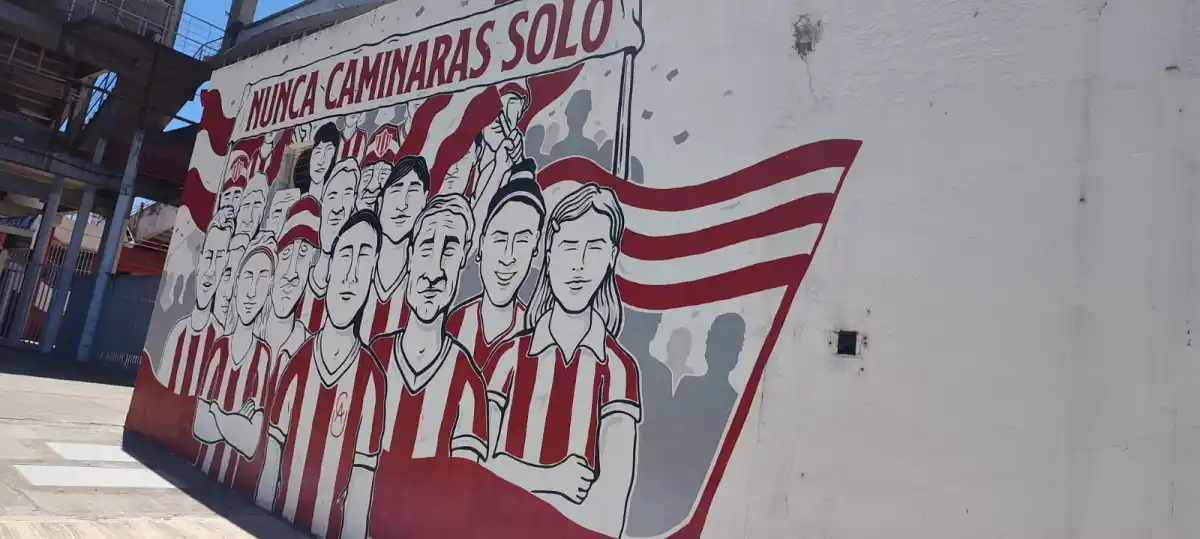 MURALES. Los al rededores del Estadio esta plagado de pintadas. 