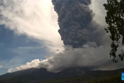 La erupción de un volcán en Indonesia provocó una columna de nubes ardientes y dejó un saldo de 10 muertos