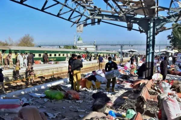 Una bomba en una estación de tren deja al menos 26 muertos y 62 heridos en Pakistán. Foto  CNN