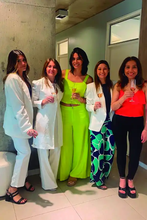 FESTEJO. Carla Filipovich, Inés Gelatti, Marinette Hurou, Cecilia Espinosa y Mónica Arnedo celebraron el tercer año del Centro de Flebología y Estética.
