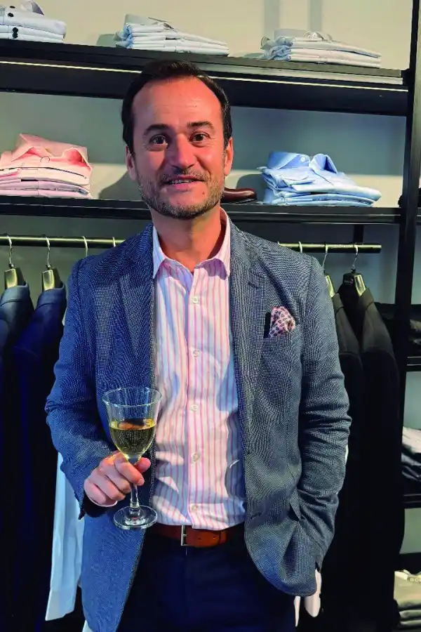 POR LA BUENA SUERTE. Ernesto Galindo saludó a los responsables del local.