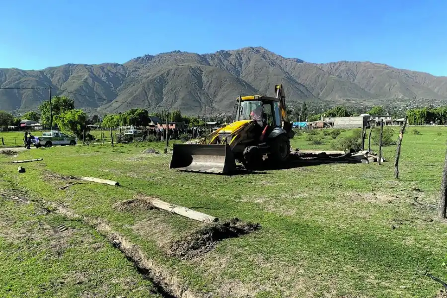A TODO O NADA. Con una topadora, la Policía se presentó en un loteo para derrumbar alambrados.