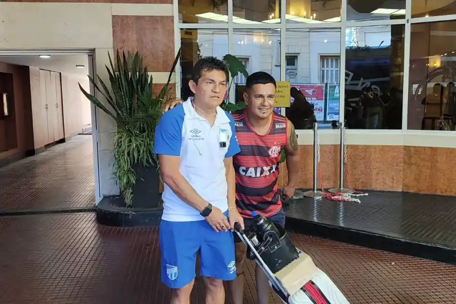 BUENOS RECUERDOS. Al rededor de 100 fanáticos se acercaron al hotel para saludar al 