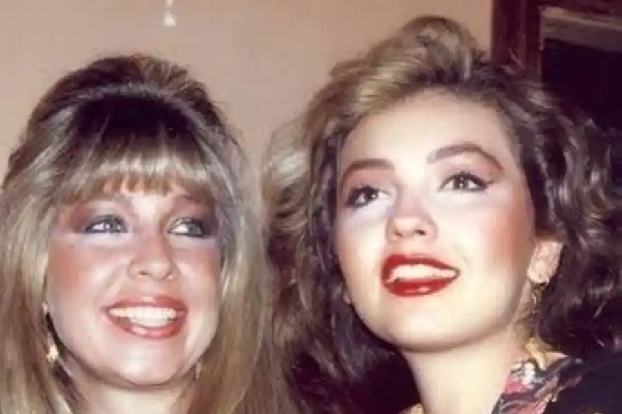 JUNTO A SU HERMANA THALÍA.