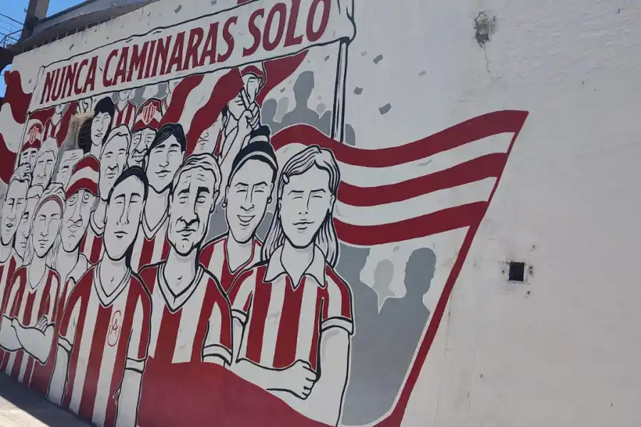 MURALES. Los al rededores del Estadio esta plagado de pintadas. 