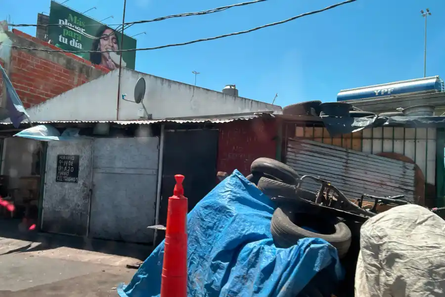 UNA REALIDAD. En los alrededores de la Isla Maciel, se encuentran muchas casas precarias y de bajos recursos.