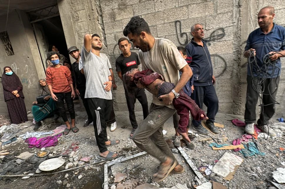 PEQUEÑAS VÍCTIMAS. Hubo niños heridos en el ataque israelí al campo de refugiados de Jabalia . 