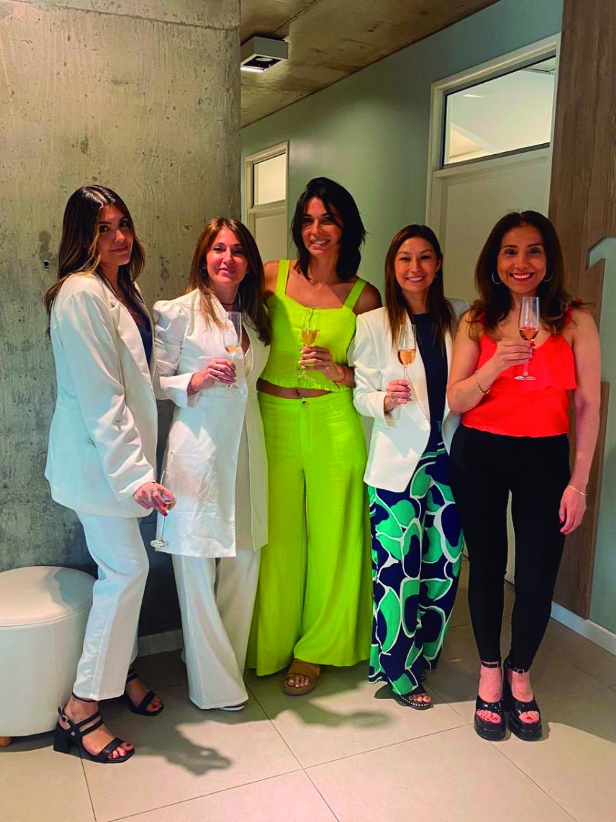 FESTEJO. Carla Filipovich, Inés Gelatti, Marinette Hurou, Cecilia Espinosa y Mónica Arnedo celebraron el tercer año del Centro de Flebología y Estética.