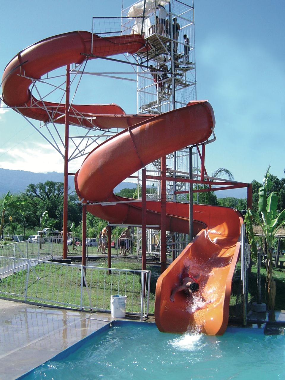 Agua, sol y mucha diversión en los Toboganes Acuáticos de La Rinconada