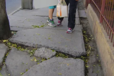 Si sufrí un accidente por el mal estado de la vereda, ¿el Estado me debe indemnizar?