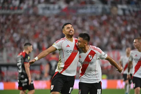 River Plate goleó a Barracas Central y no se baja de la pelea por el título