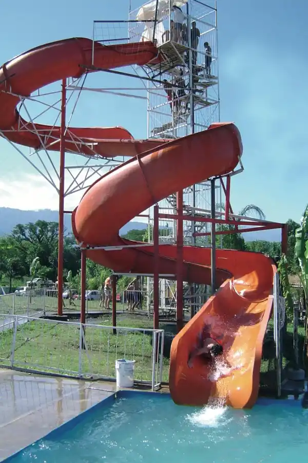 Agua, sol y mucha diversión en los Toboganes Acuáticos de La Rinconada
