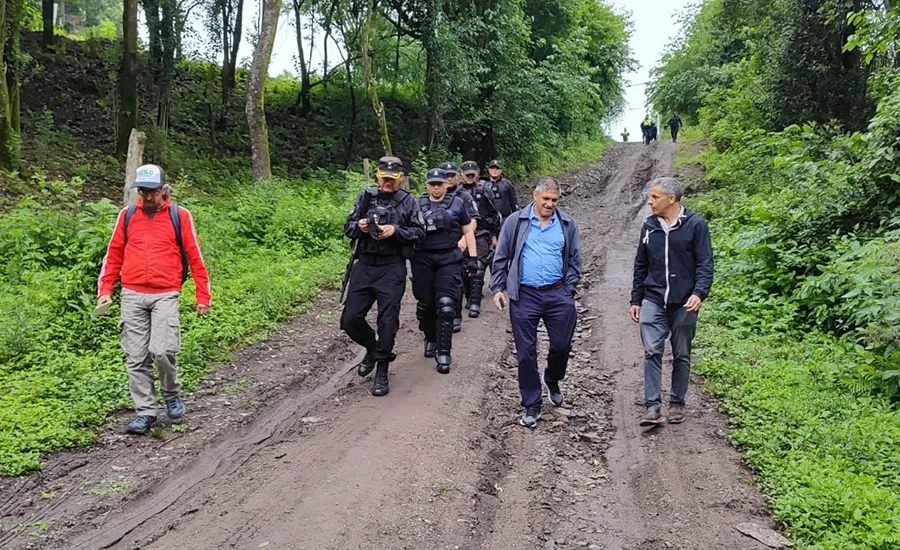 EN PLENO RECONOCIMIENTO. El fiscal Carlos Saltor, funcionarios municipales y policías recorren la zona usurpada.