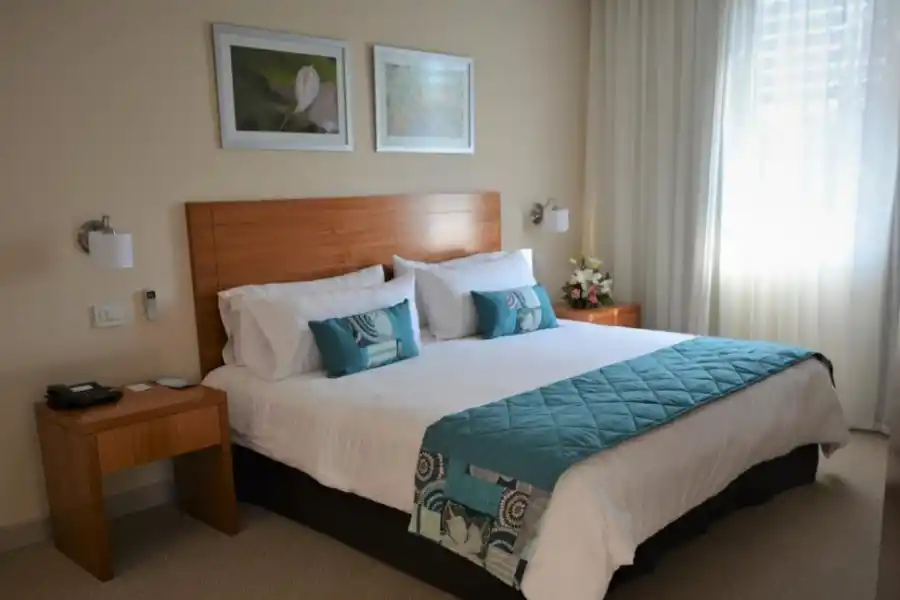 Howard Johnson cumple 10 años y se consolida como un resort urbano de excelencia