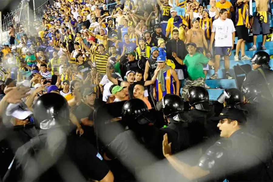 HERIDO. Bracamonte durante el choque con la policía tucumana. 