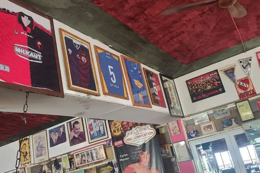 HISTORIA. Fotos, camisetas y trofeos forman parte del decorado de 