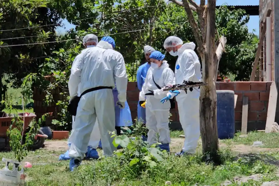 PRUEBAS. Los investigadores analizan la escena en la que se habría desencadenado el suceso.