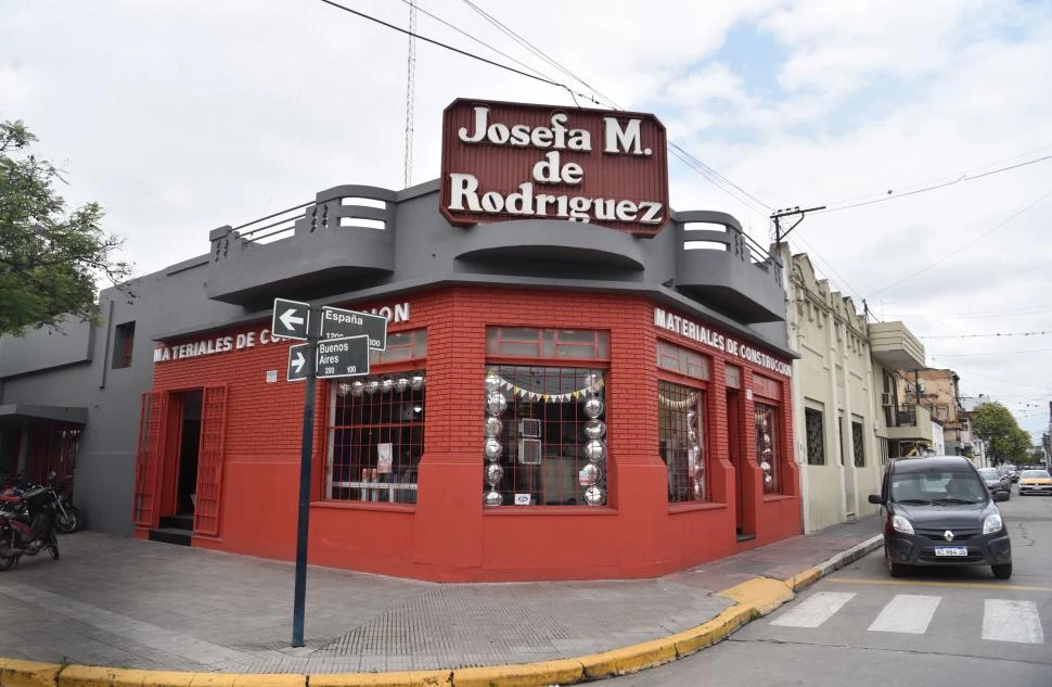 EL LOCAL. Ubicado en la esquina de España y Buenos Aires, atesora un siglo de historia.