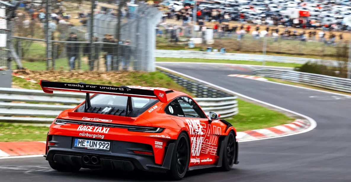 DE LUTO. El piloto Carlos Oliveira perdió el control de su vehículo y se estrelló contra un muro de contención.