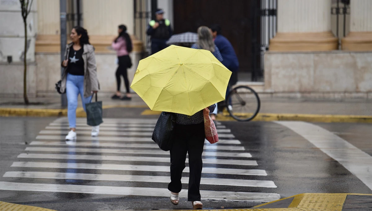 LATENTE. Las precipitaciones podrían ser leves por la mañana y no se descartan algunas tormentas aisladas con la caída de la tarde.