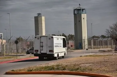 Aseguró que se autopercibía mujer, lo cambiaron de pabellón y violó a una detenida