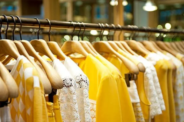 Cómo son las personas que siempre usan ropa u objetos de color amarillo, según la psicología