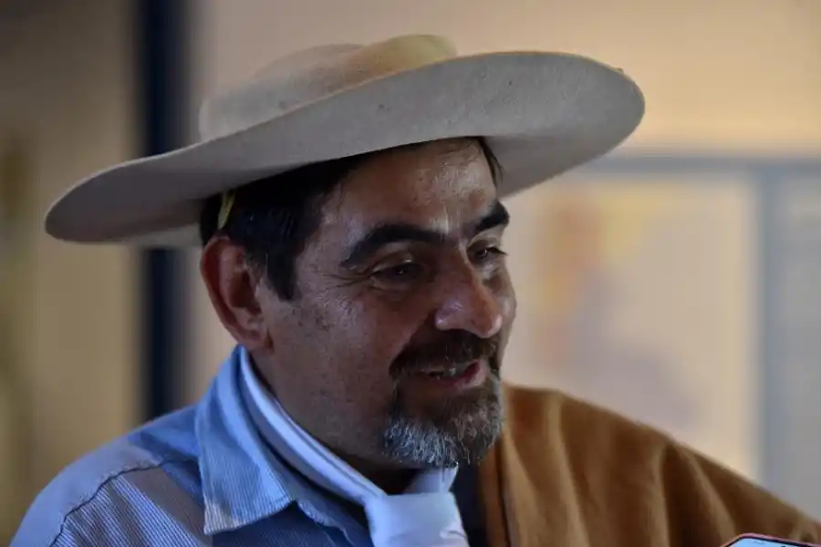 PONCHO. Villagra deseó que más personas vistan ropas tradicionalistas.